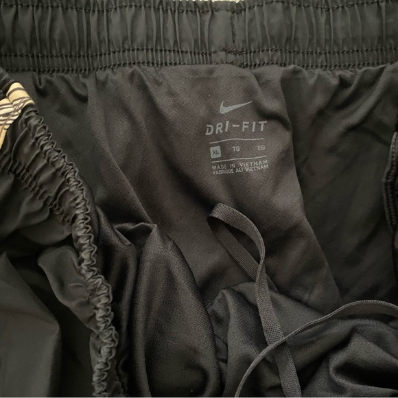 Nike Dri-Fit XL Black & Neutral Floral NWOT - Picture 2 of 2